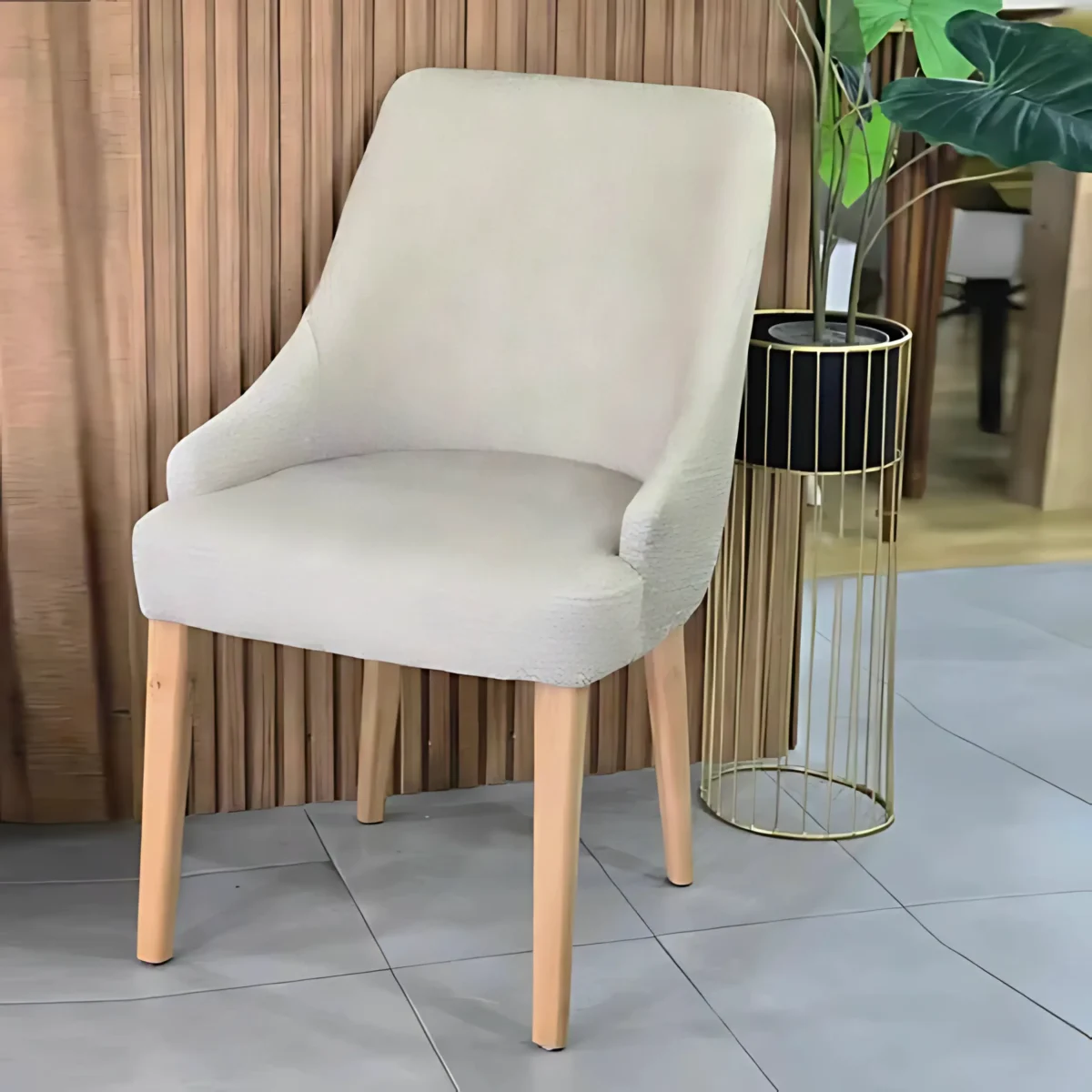 chaise-antalia-moderne-tissu-beige-pieds-bois-salle-a-manger-confort-meuble-et-decoration-casablanca-famiadeco-casablanca-maroc