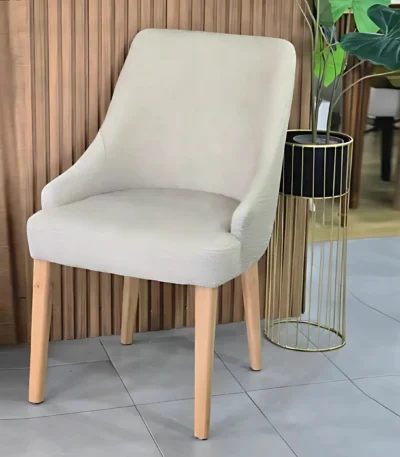chaise-antalia-moderne-tissu-beige-pieds-bois-salle-a-manger-confort-meuble-et-decoration-casablanca-famiadeco-casablanca-maroc